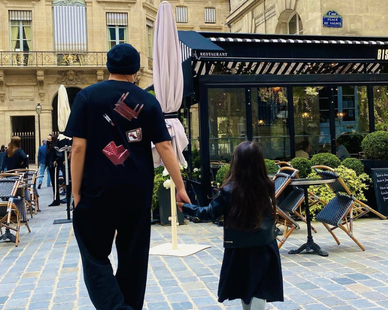 周杰倫攜昆凌巴黎觀戰(zhàn)梅西球賽，賽前播放《Mojoto》周董直呼驚喜