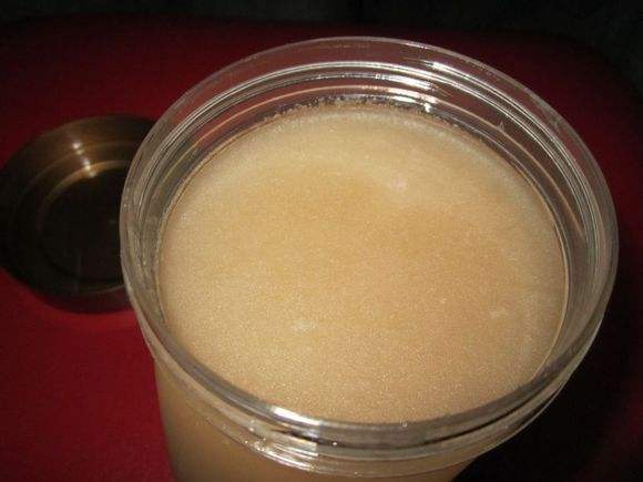 蜂蜜發(fā)酵有酒味還能吃嗎（蜂蜜起白色泡沫有酒精味）