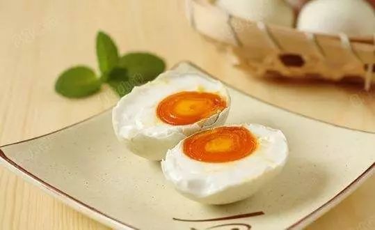 咸鴨蛋不能和什么一起吃(鴨蛋的營養價值和吃鴨蛋的禁忌) 咸鴨蛋不能和什么一起吃(鴨蛋的營養價值和吃鴨蛋的禁忌)