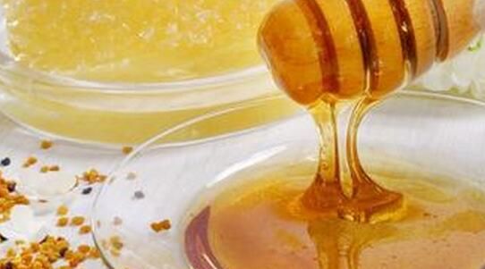 蜜蜂分蜂一般會往哪飛(蜜蜂分蜂后第一次結團時間大約是多久) 蜜蜂分蜂一般會往哪飛(蜜蜂分蜂后第一次結團時間大約是多久)