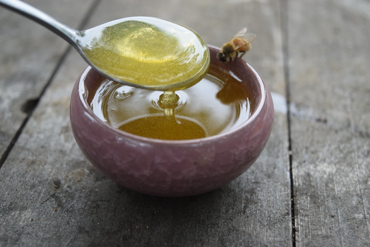 白色蜂蜜和黃色蜂蜜哪個好(白色蜂蜜和黃色蜂蜜的選擇) 白色蜂蜜和黃色蜂蜜哪個好(白色蜂蜜和黃色蜂蜜的選擇)