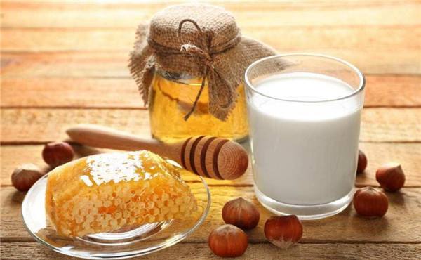 【蜜蜂知識(shí)】秋天喝蜂蜜的好處及注意事項(xiàng) 秋天喝蜂蜜的好處及注意事項(xiàng)