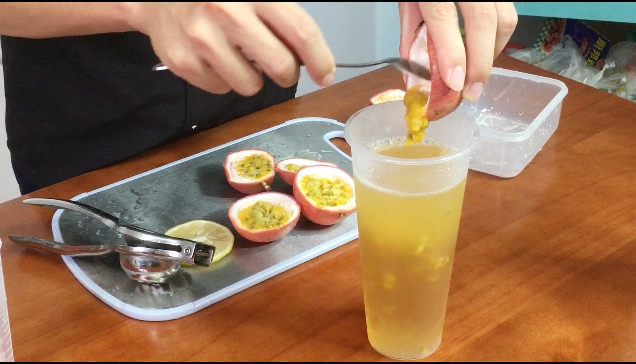 蜂蜜檸檬百香果水的功效及正確做法(檸檬百香果蜂蜜水的功效與作用) 蜂蜜檸檬百香果水的功效及正確做法(檸檬百香果蜂蜜水的功效與作用)