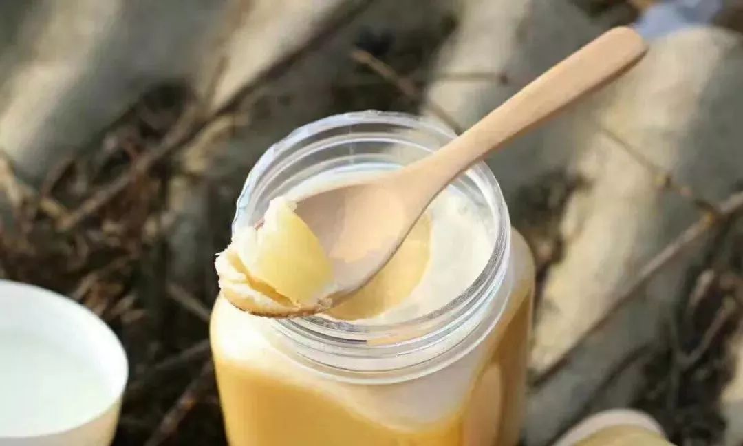 蜂蜜為什么變成白色固體(蜂蜜變成白色膏狀的原因) 蜂蜜為什么變成白色固體(蜂蜜變成白色膏狀的原因)