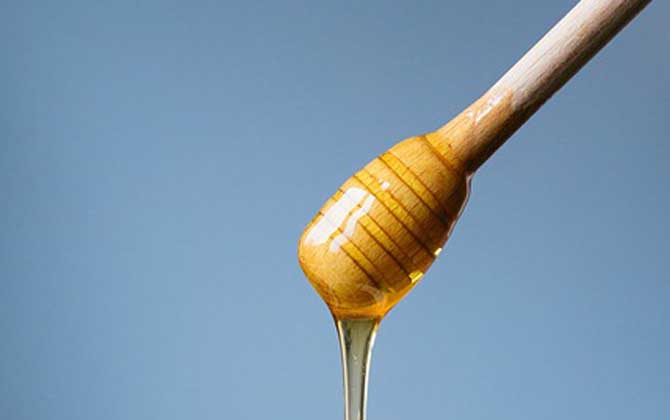 蜂蜜可以洗臉嗎？用對了好處不用多說，用錯了反而引發(fā)肌膚問題！