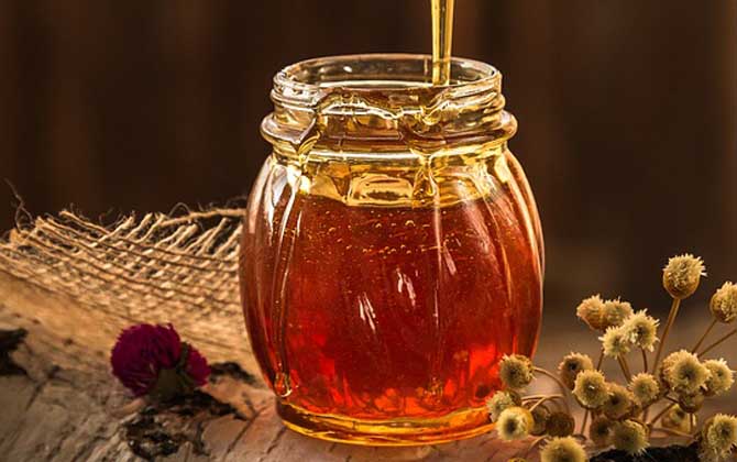 蜂蜜有保質(zhì)期嗎？保質(zhì)期多久？實(shí)際上蜂蜜沒(méi)有嚴(yán)格意義的保質(zhì)期！