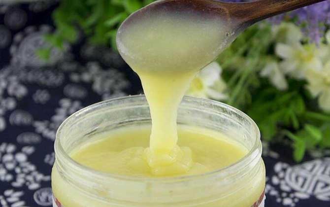 蜂王漿美容有效果嗎？內服能減緩衰老速度，外敷則能美白和嫩膚！