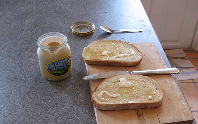 糖尿病人能吃蜂蜜嗎？關鍵看血糖，若血糖控制住了也能喝蜂蜜！