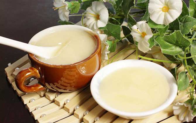 雪蜜和蜂蜜有什么的區別？雪蜜也是蜂蜜，因結晶潔白如雪而得名！