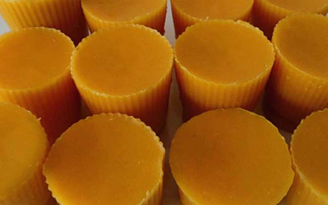 中蜂蜂蠟多少錢一斤？比中蜂蜜便宜得多，一般20～30元一斤！