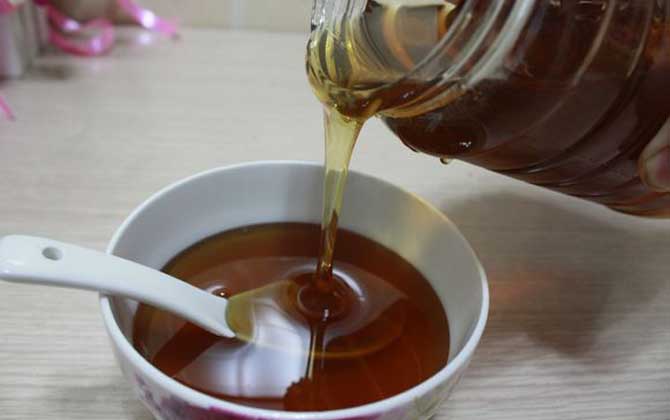 用蜂蜜擦臉一年有什么效果？