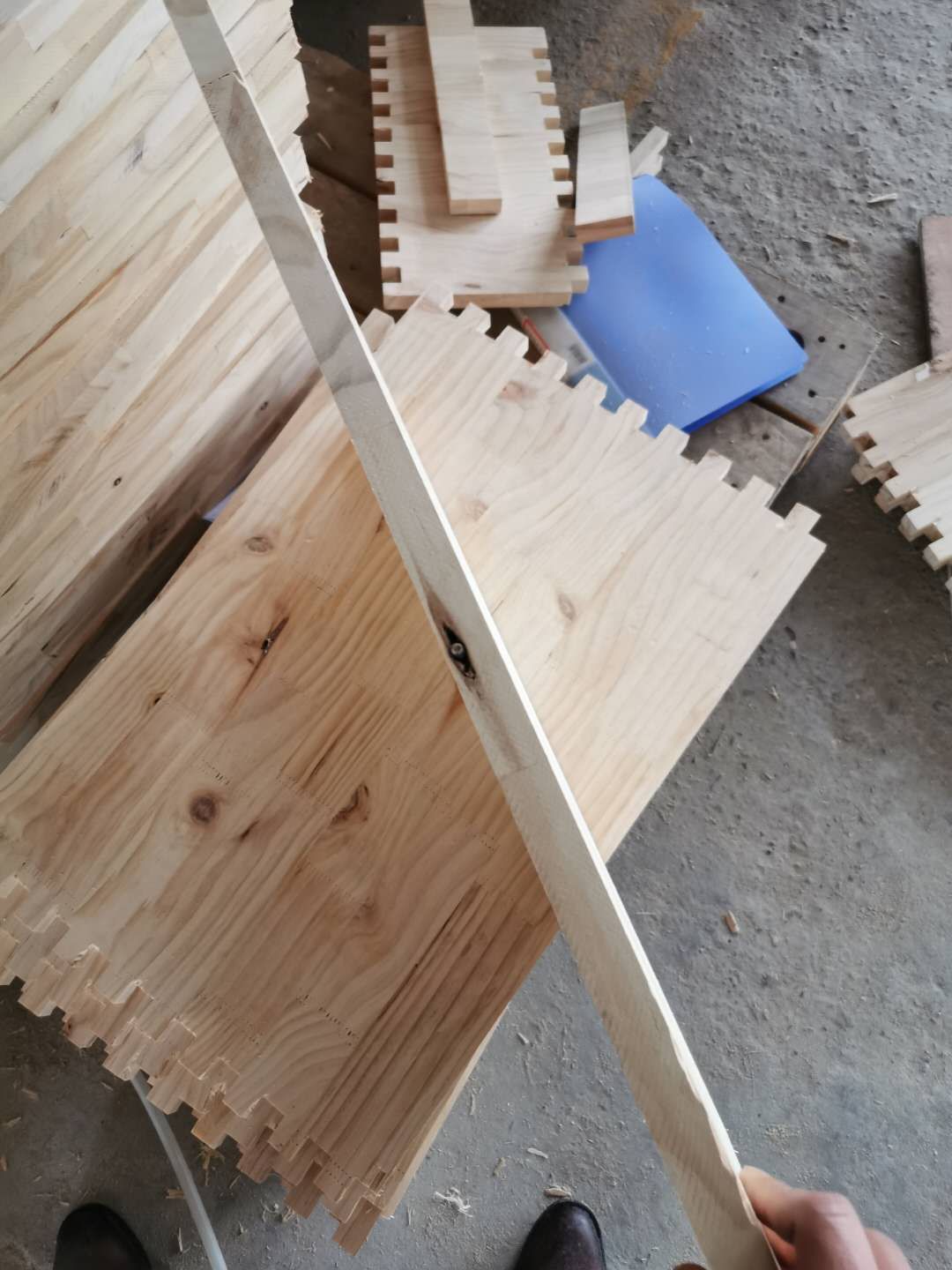 工蜂喂養(yǎng)幼蟲(chóng)一天多少次（工蜂每天訪問(wèn)幼蟲(chóng)巢房1300多次，幼蟲(chóng)怎么沒(méi)撐死）